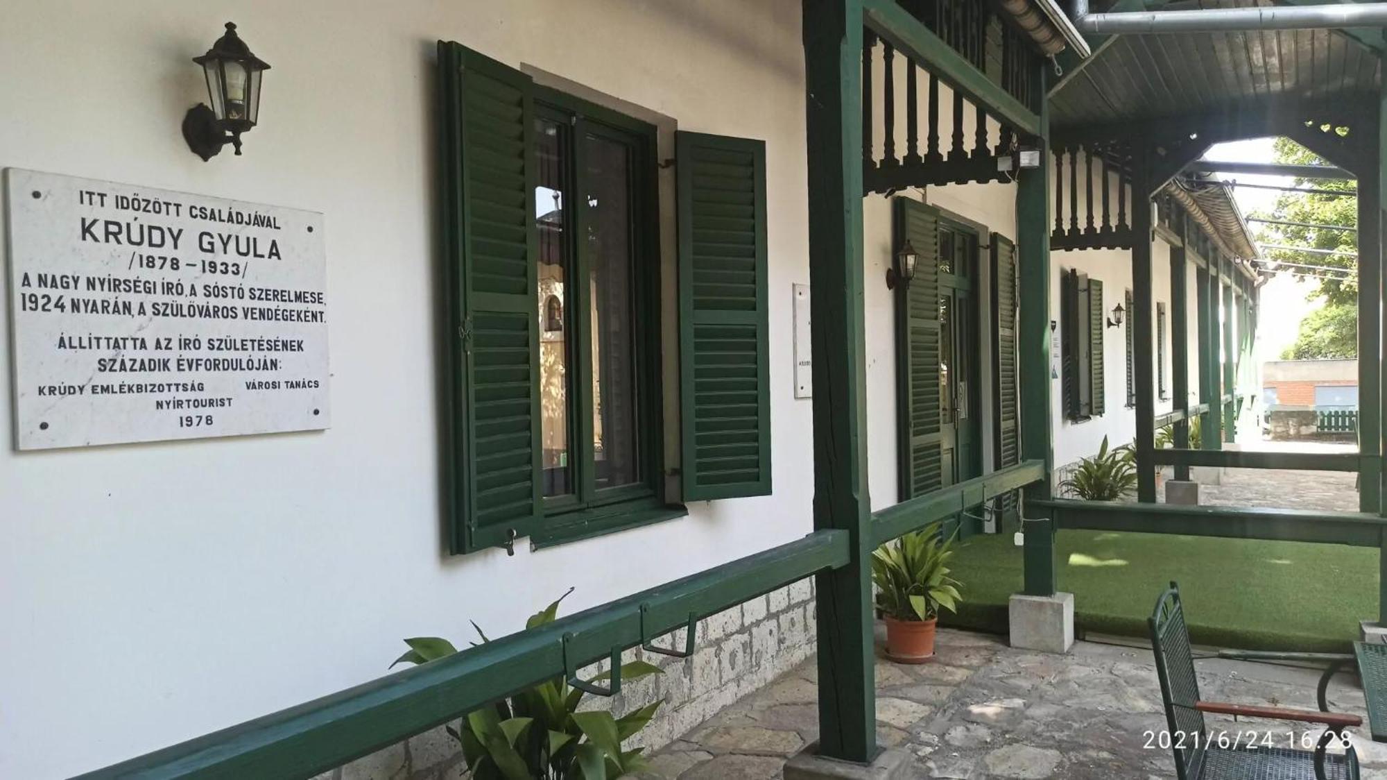 Bed and Breakfast Svájci Lak Panzió Nyíregyháza Exterior foto